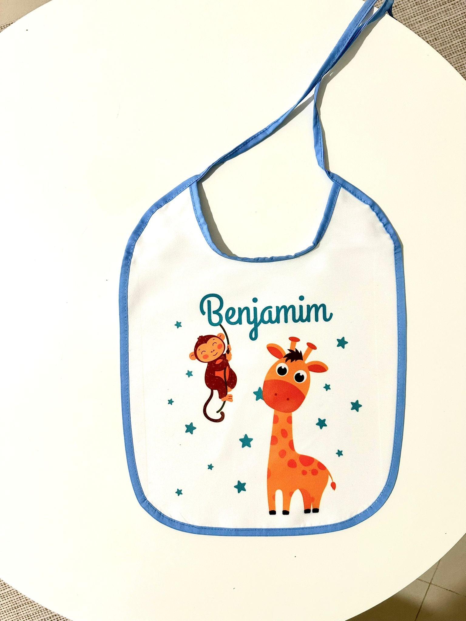 Babete com debrum azul personalizado com animais e o nome Benjamim