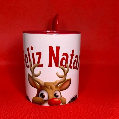 Caneca de cerâmica com colher vermelha personalizada com rena e mensagem de Feliz Natal em fundo vermelho