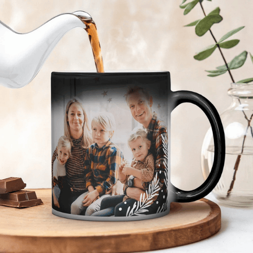 Caneca Mágica Preta Personalizada com foto de família após ter sido enchida com líquido quente