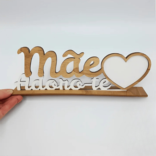 Moldura em MDF e Madeira Personalizada Mãe Adoro-te a ser segurada por uma mão