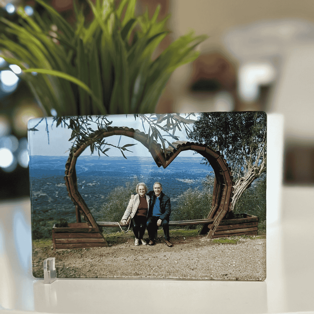 Moldura de Acrílico Personalizada com fotografia de casal com planta no fundo.