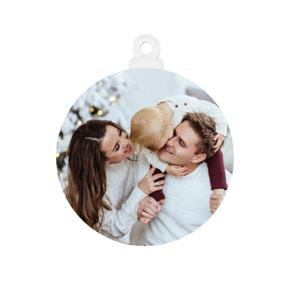 Pendente de Acrílico em forma de Bola de Natal com foto de casal com filho