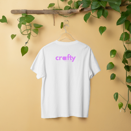 T-shirt personalizada em fundo amarelo com plantas